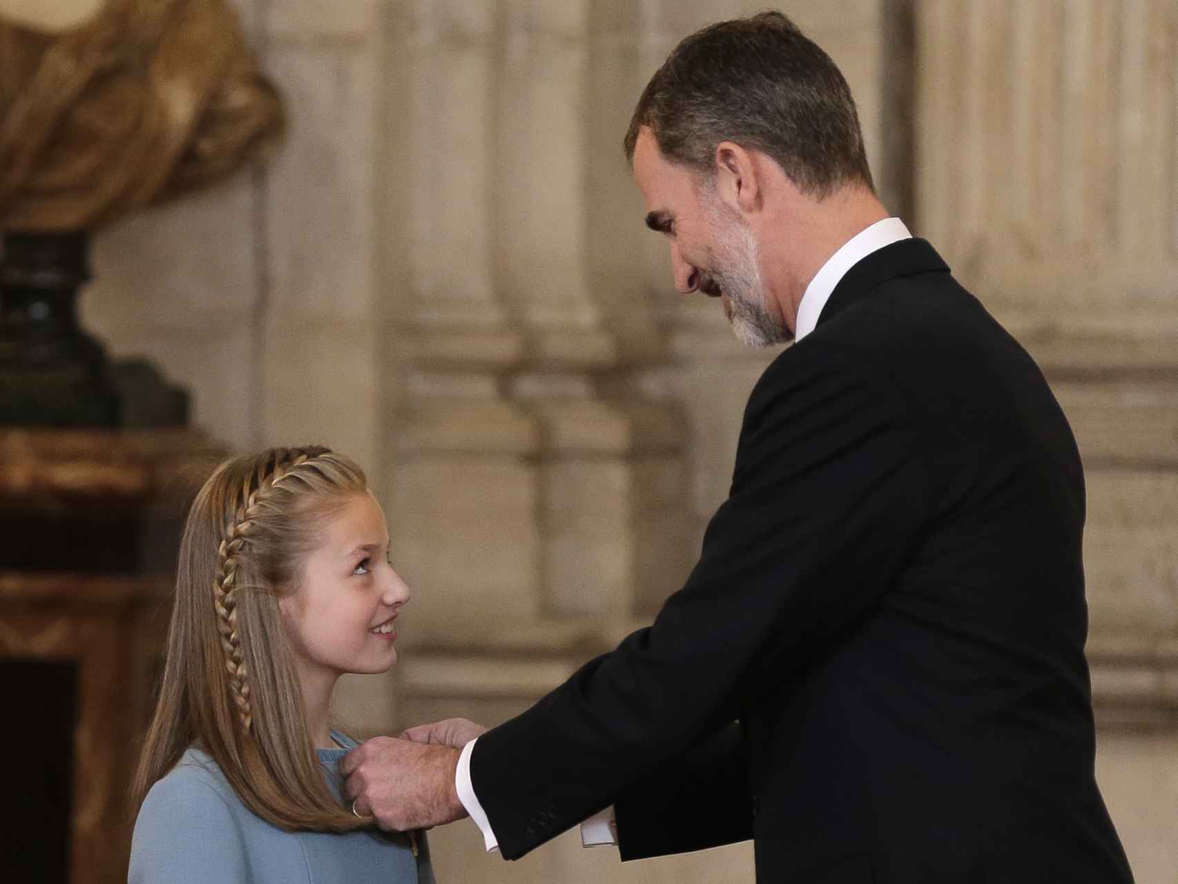 La princesa Leonor recibiendo el Toisón de Oro por parte de su padre, el rey Felipe.