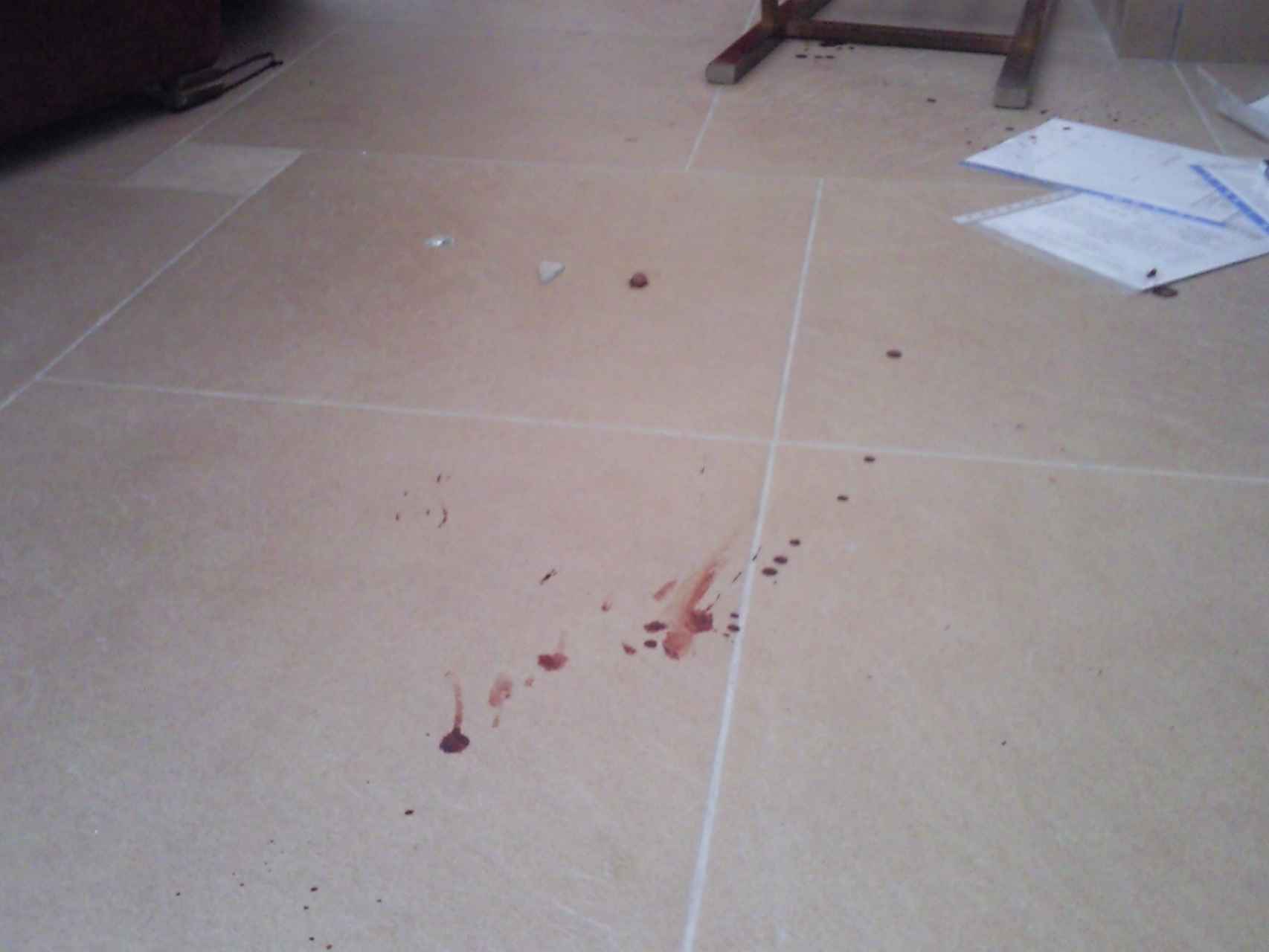 Restos de sangre de uno de los asaltantes que entraron con violencia a la casa de Casimiro Villegas.