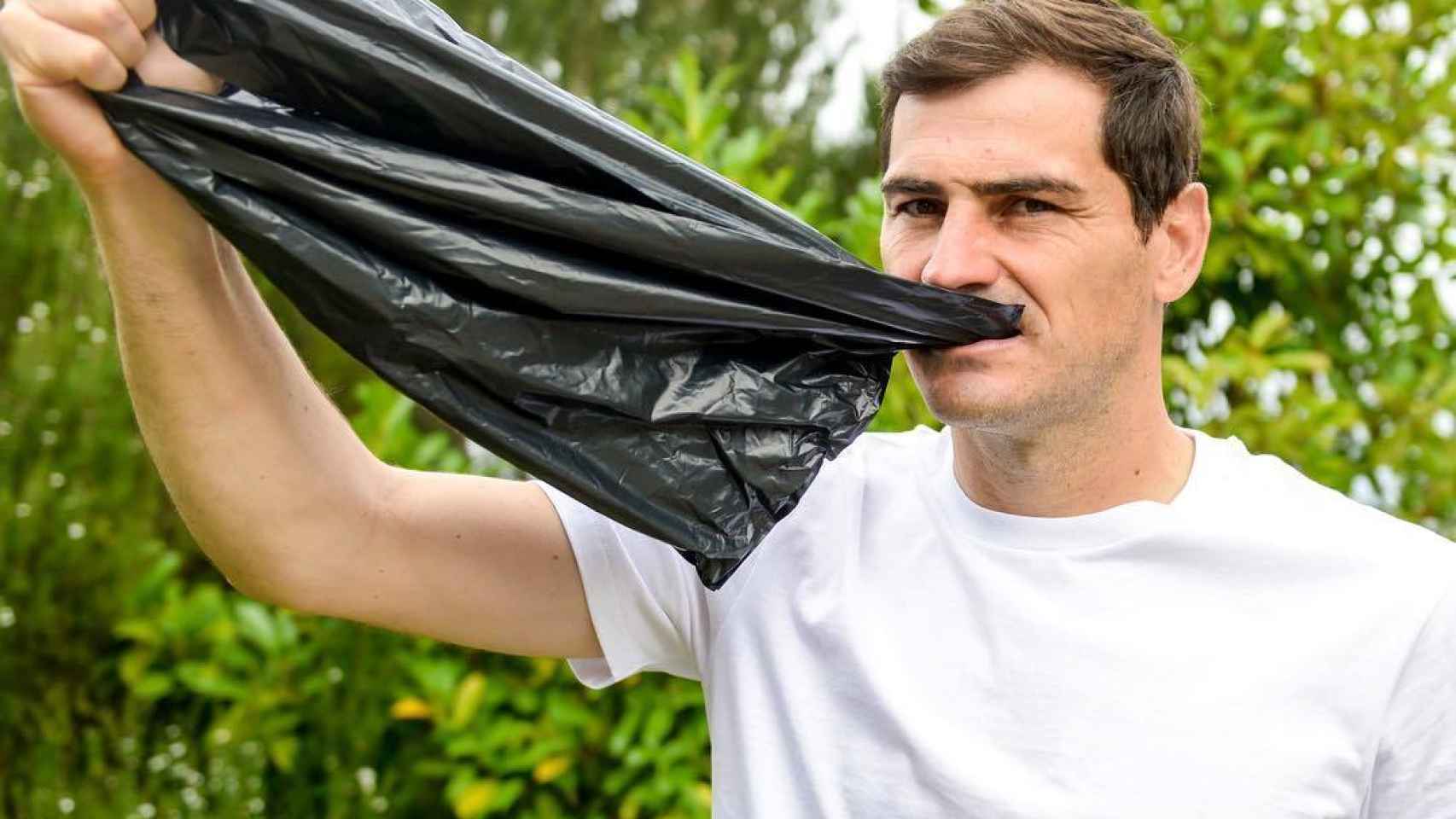 Iker Casillas posa con una bolsa en la boca.