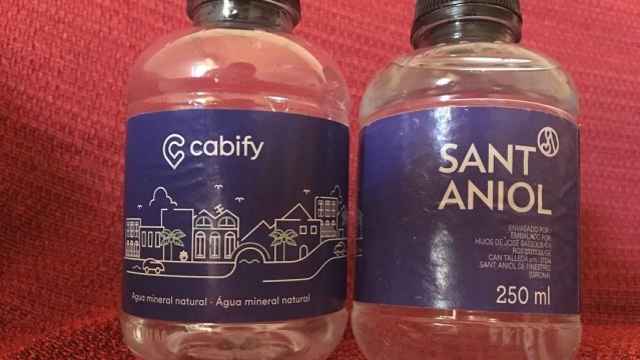 Botellas de plástico de Sant Aniol envasadas para Cabify.