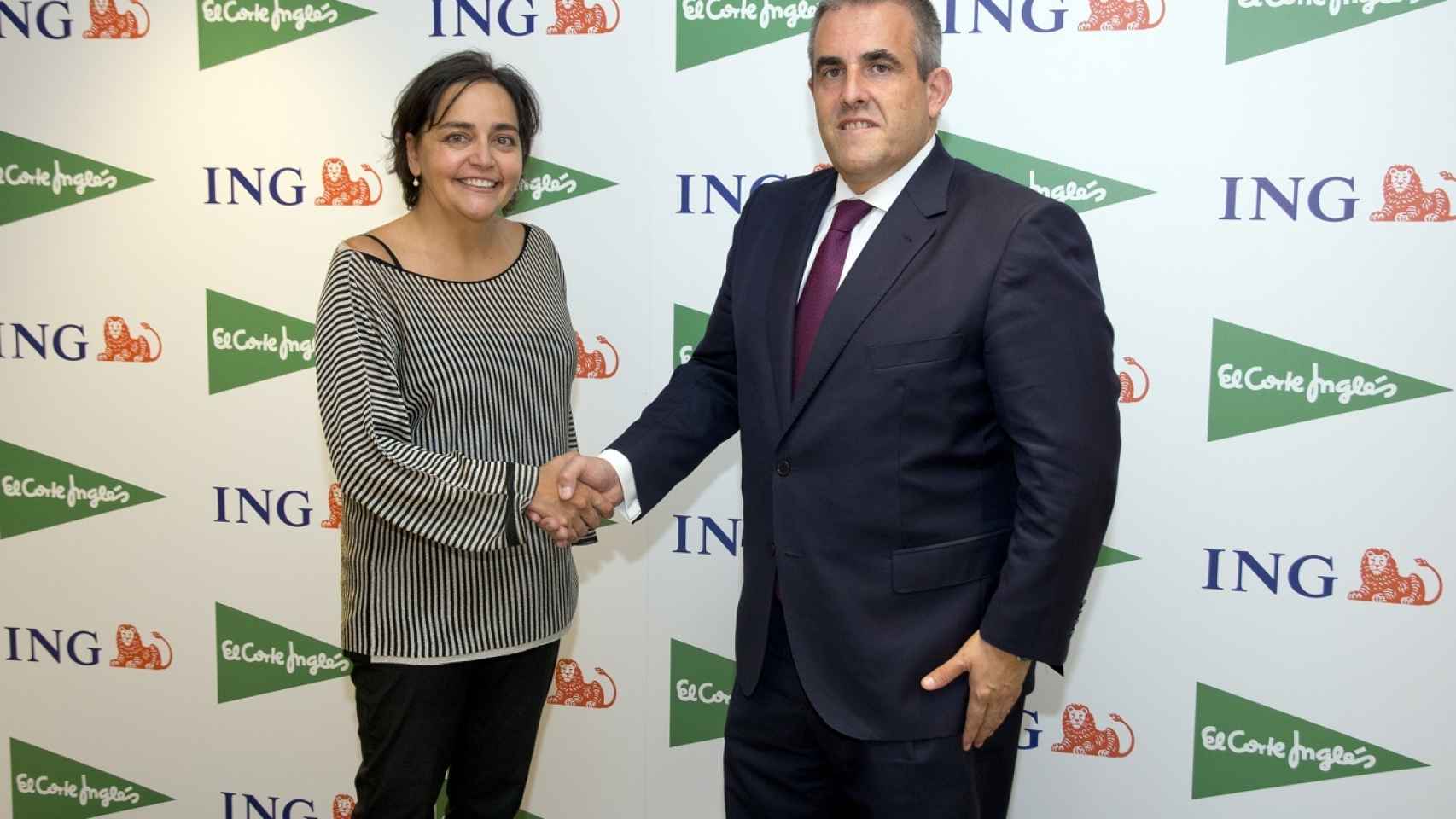 Almudena Román, directora general de ING y Víctor del Pozo, CEO de El Corte Inglés durante la firma del acuerdo.