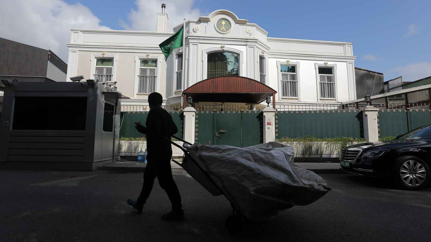Un recogedor de basura pasa junto a la residencia del cónsul saudí en Estambul