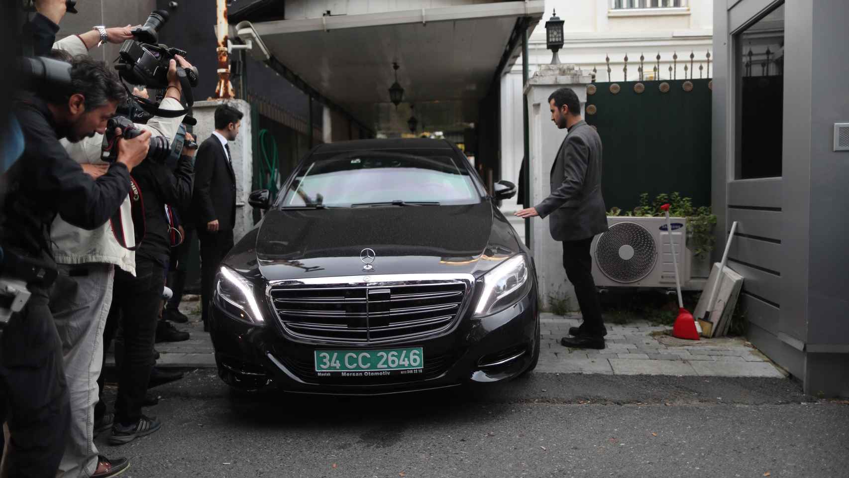 Un coche oficial llega a la residencia del cónsul saudí en Estambul.