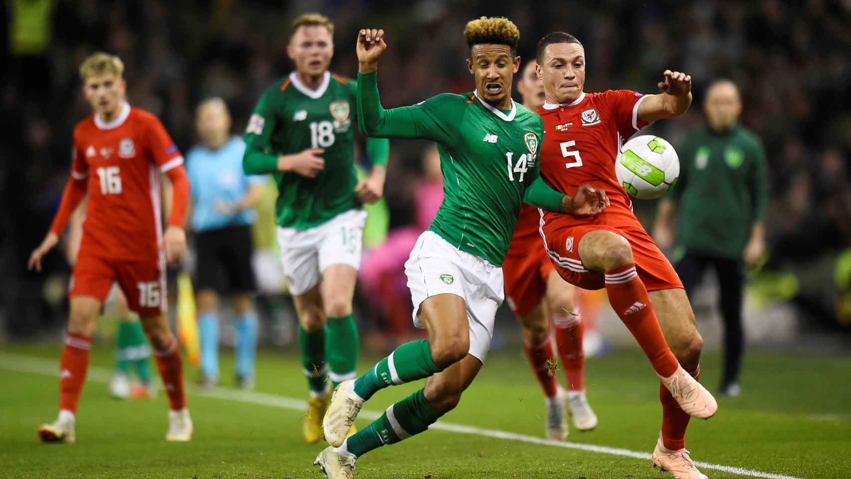 Jugadores de Irlanda y Gales disputan un balón.