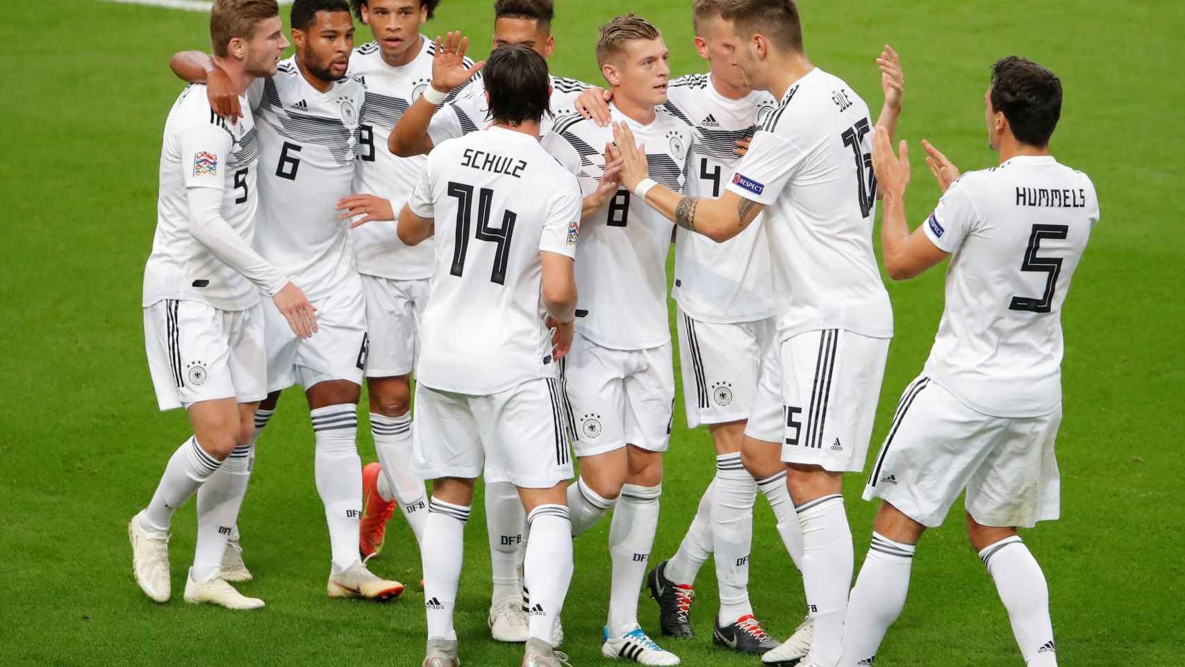 Los jugadores de Alemania celebran el gol de Kroos en el Francia - Alemania