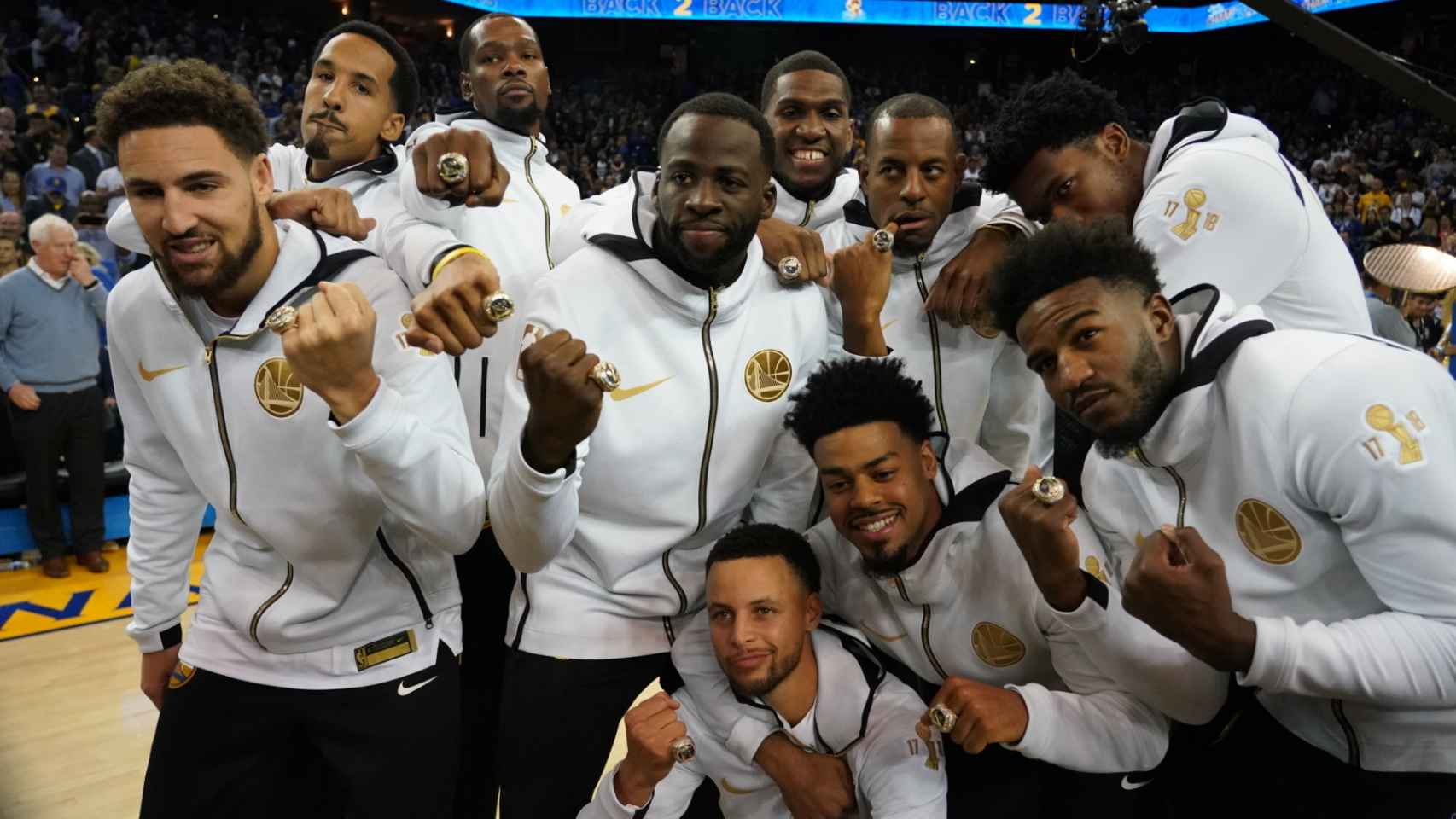 Los Warriors recibieron el anillo de campeón de la NBA.