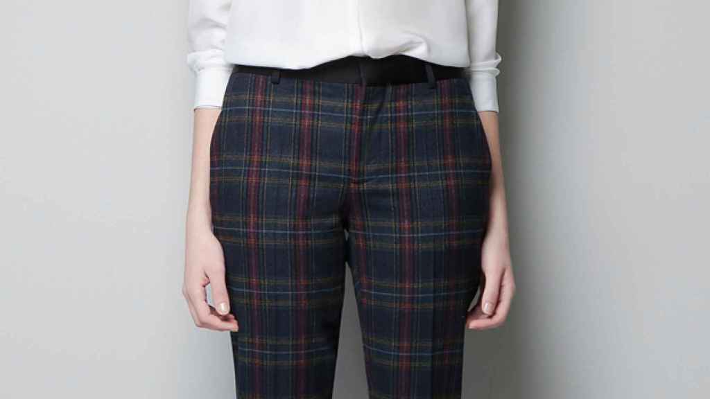 Pantalón con estampado de cuadros de Zara.