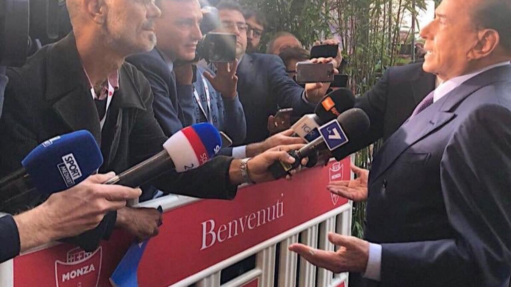 Berlusconi atiende a los medios de comunicación. Twitter: @berlusconi