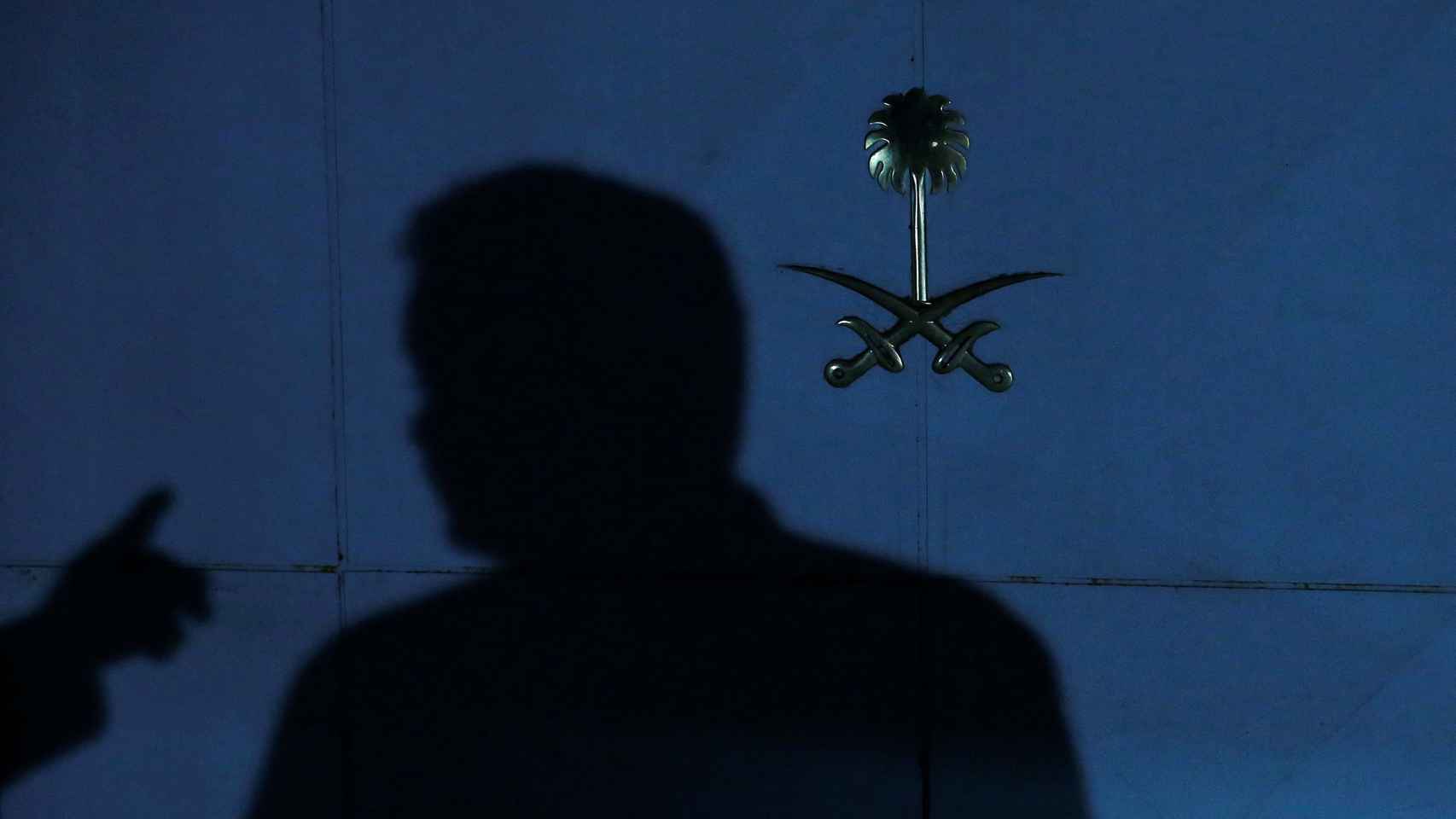 Sombras de miembros de seguridad a las puertas del consulado saudí en Estambul