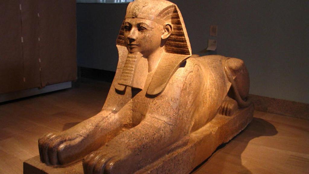 Esfinge de Hatshepsut representada con barba postiza faraónica.