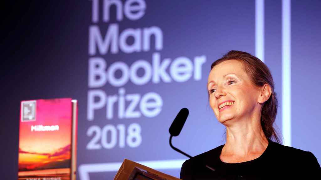 Anna Burns sonríe tras recibir el Man Booker.