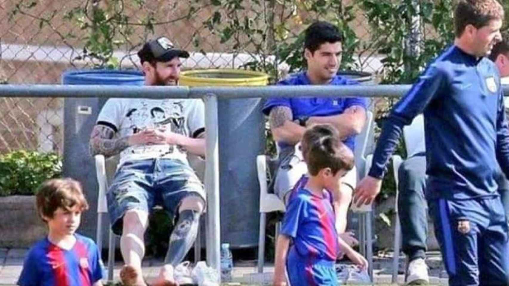 Luis Suárez y Messi, en un partido de Alevines