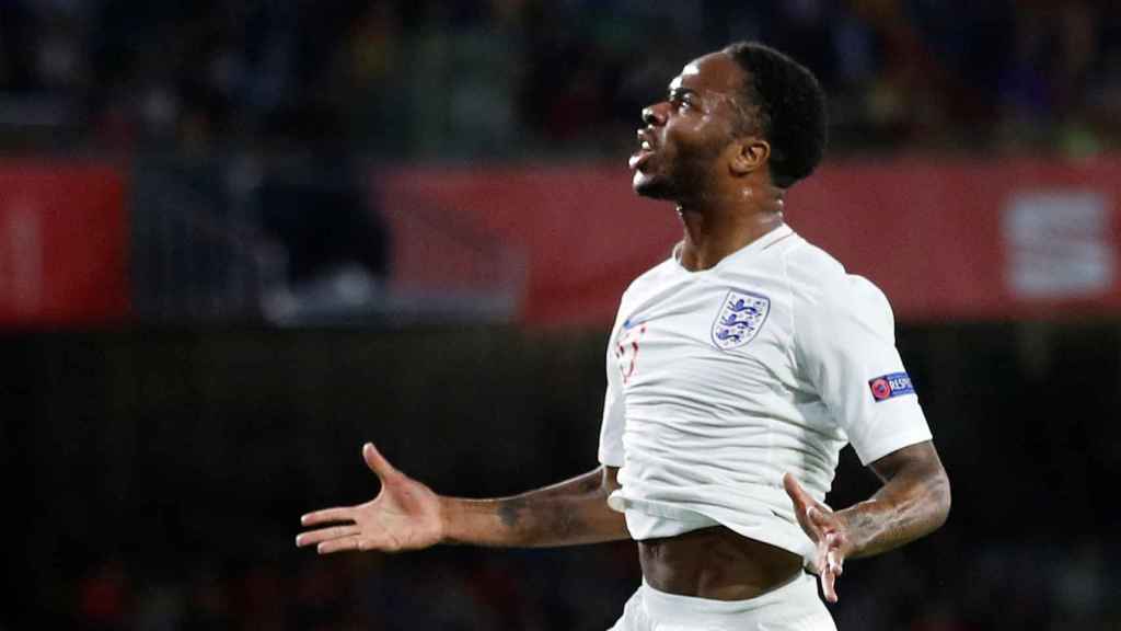 Sterling celebra un gol con Inglaterra contra España