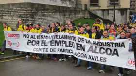 Manifestantes de Alcoa contra el cierre de las plantas.