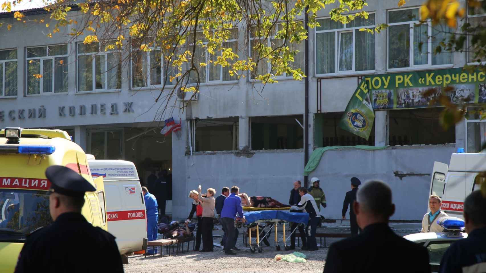 Servicios de emergencia atienden a los heridos en Crimea.