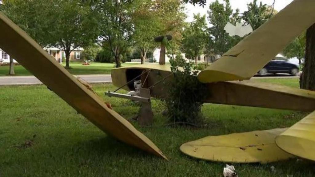 Una avioneta real y dos esqueletos conforman la decoración