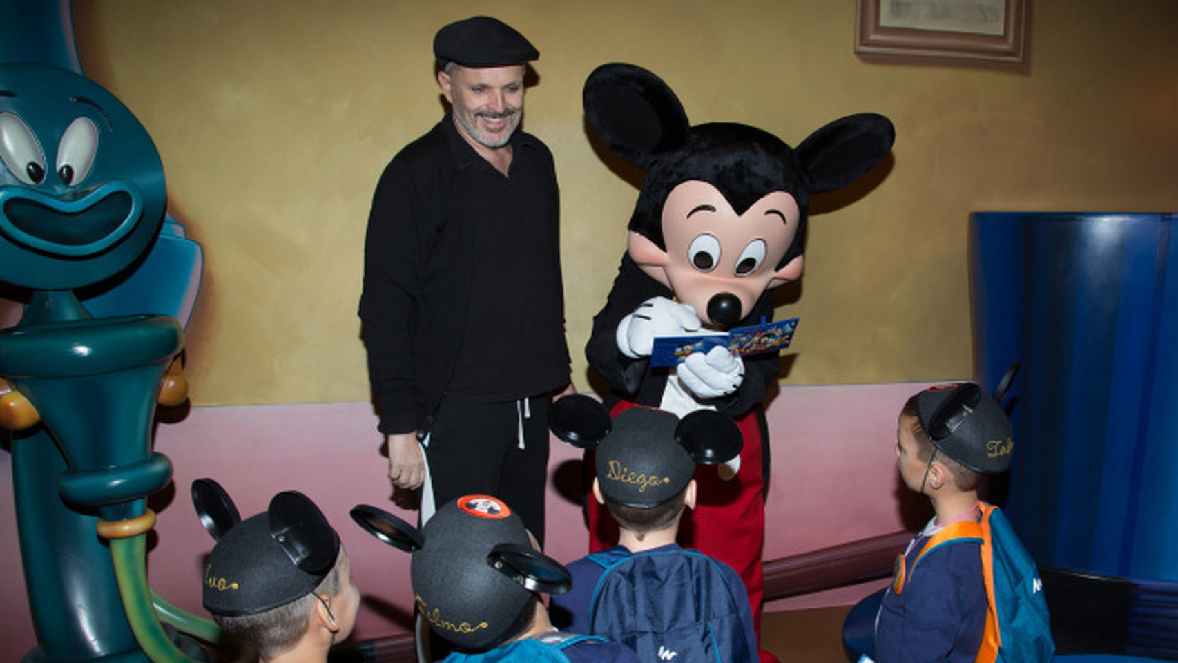 Miguel Bosé con sus hijos en Disneyland.