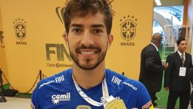 Lucas Silva posa con la medalla de campeón de la Copa de Brasil 2018. Foto: Twitter (@16LucasSilva)