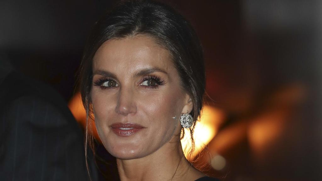 La reina Letizia con pendientes del joyero de pasar.
