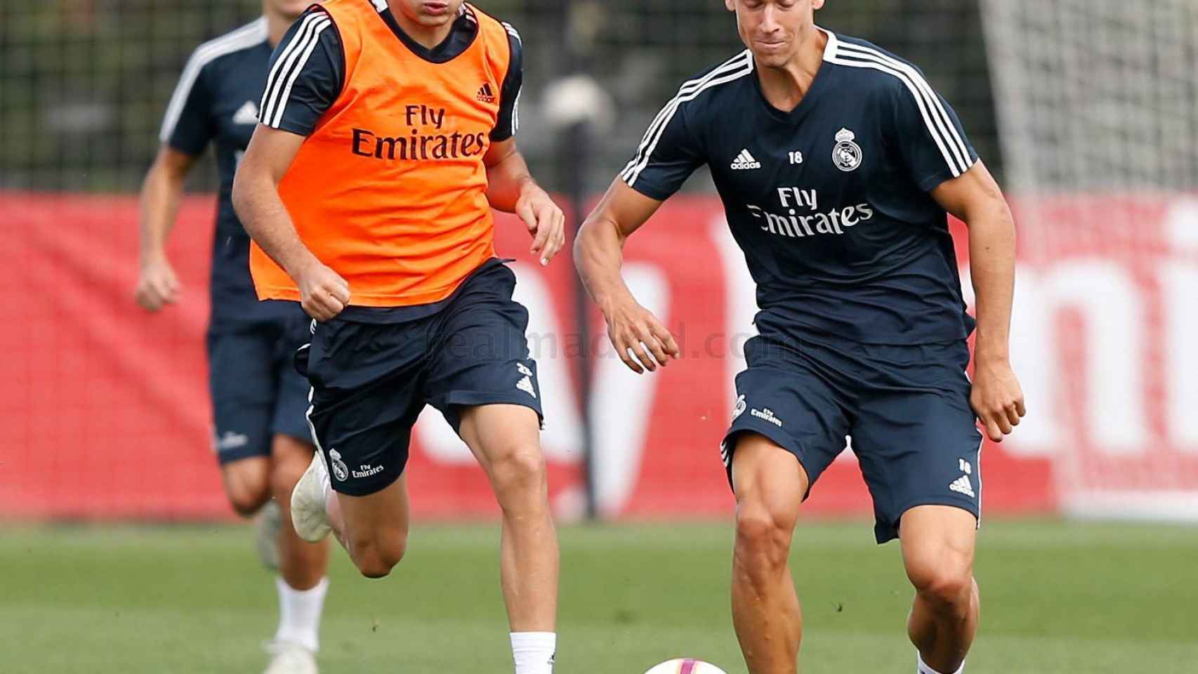 Marcos Llorente y Sergio Reguilón durante el entrenamiento del Real Madrid