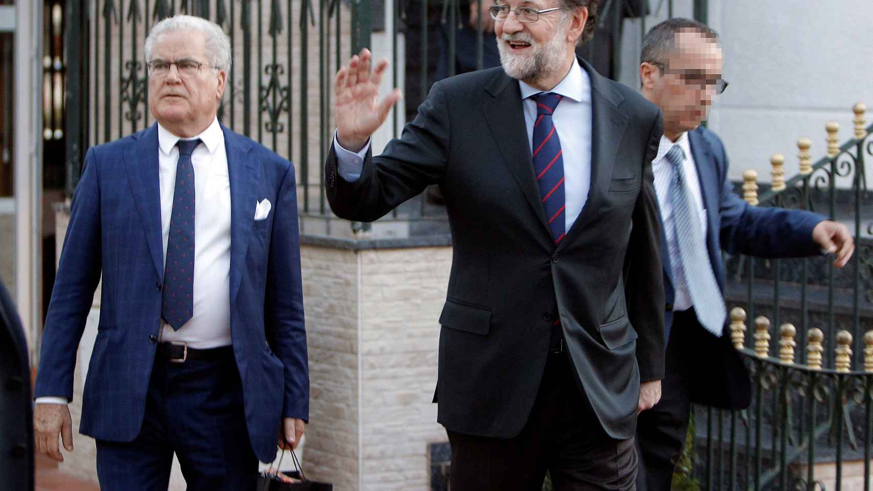 Rajoy, la semana pasada saliendo de un restaurante tras una comida de despedida en Santa Pola (Alicante)