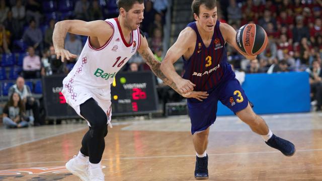 Stefan Jovic presiona a Kevin Pangos en el Barcelona Lassa - Bayern de Múnich de la Euroliga