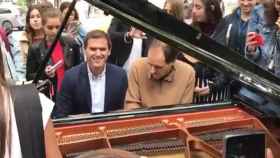 Rivera en la calle de Serrano tocando el piano.