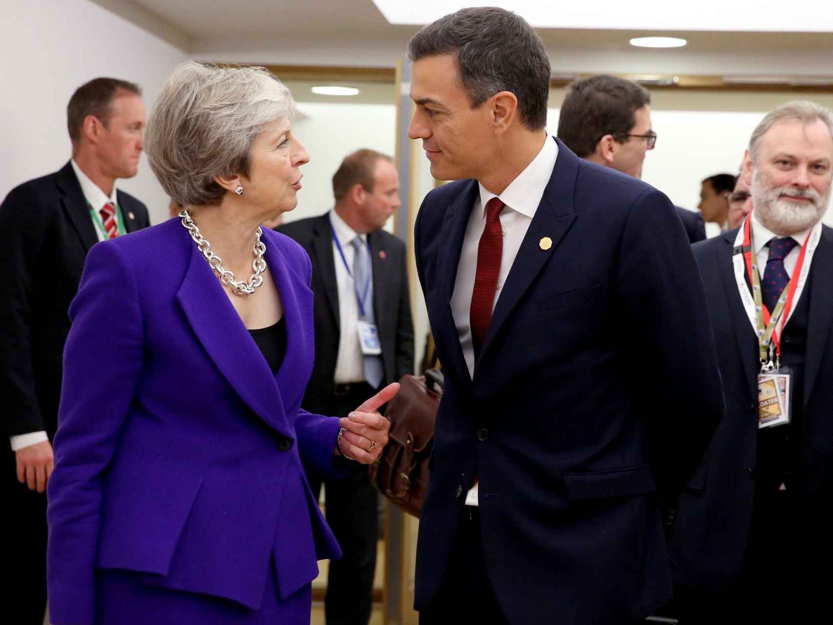 Sánchez  y May conversan en Bruselas durante la última cumbre de octubre