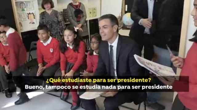 El presidente del Gobierno, Pedro Sánchez, atiende a unos escolares.