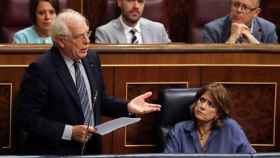 Delgado atiende a la intervención de Borrell en el Congreso