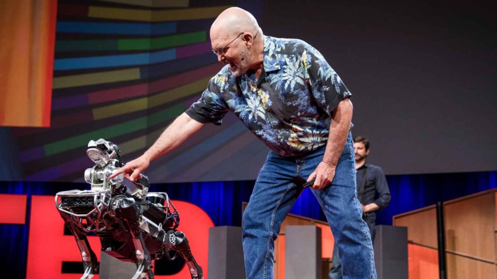 Marc Raibert, CEO de Boston Dynamics, con uno de sus robots, Spotmini.