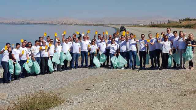 Voluntarios de BBVA Turquía durante la recogida de residuos en la playa.