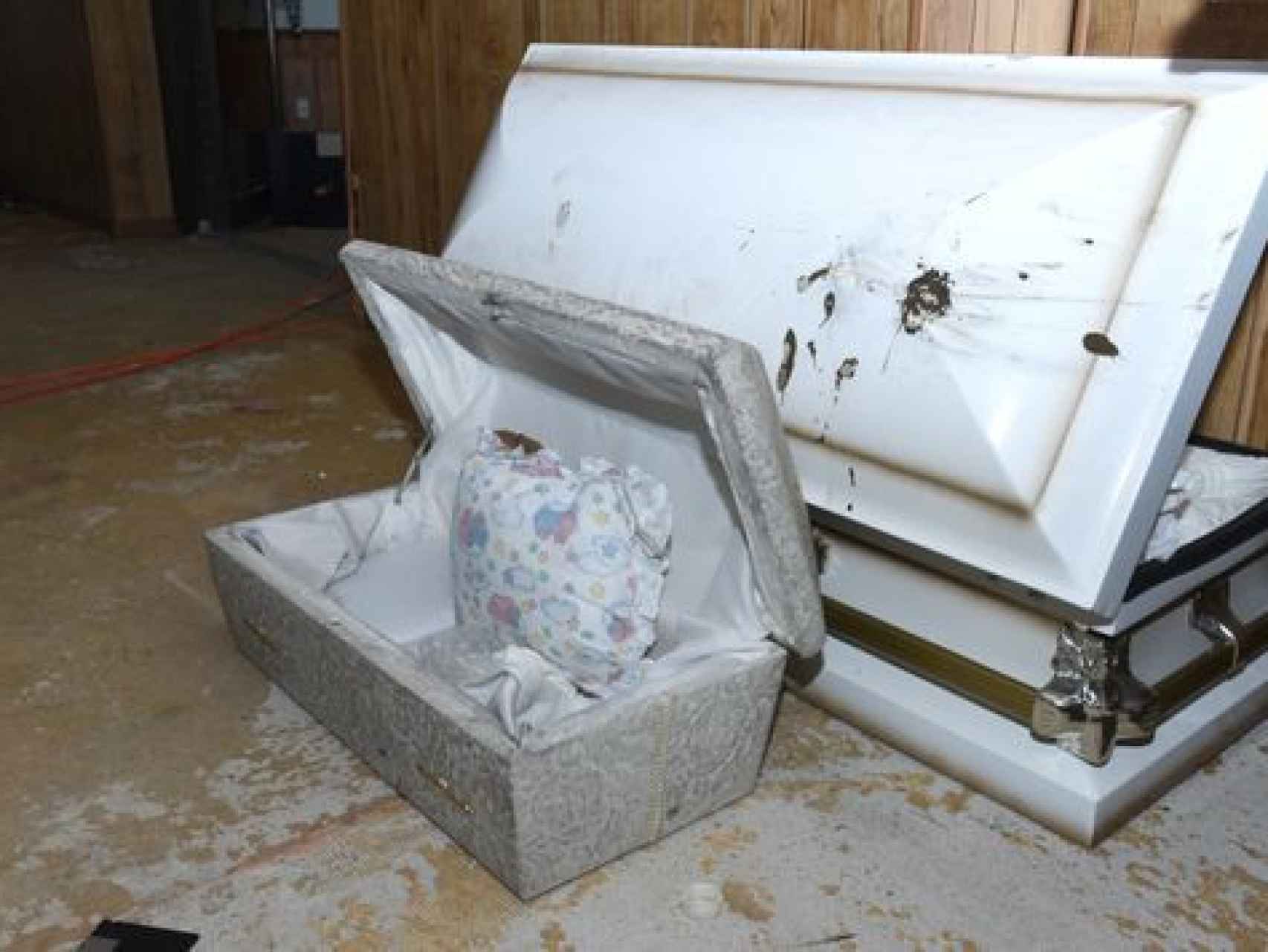Vista de uno de los ataúdes fabricados para niños y bebés, almacenados en la funeraria Cantrell.