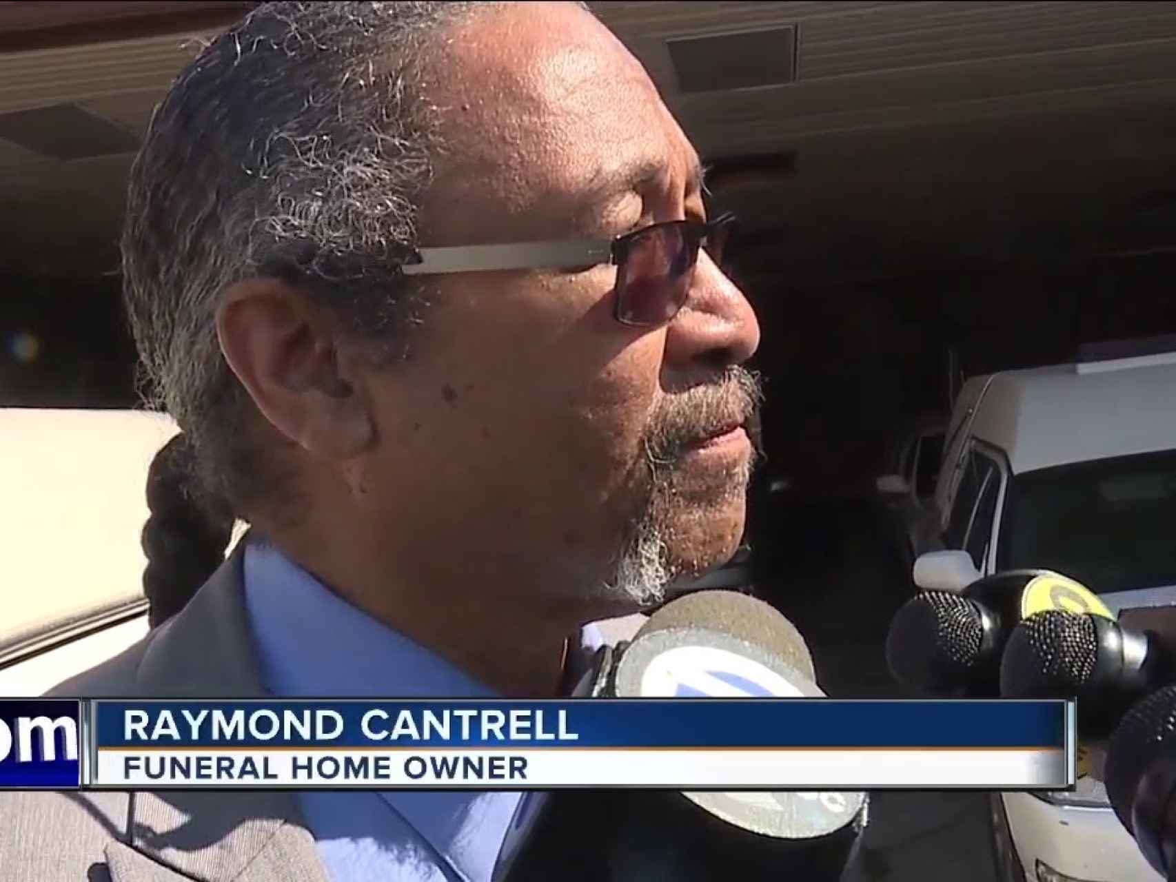 Raymond Cantrell II atendiendo a los medios después de que se destapara la trama de la funeraria.