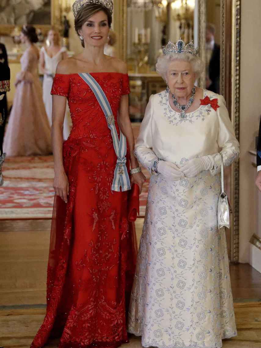 Letizia, vestida de Varela, junto a la reina Isabel II, el año pasado.