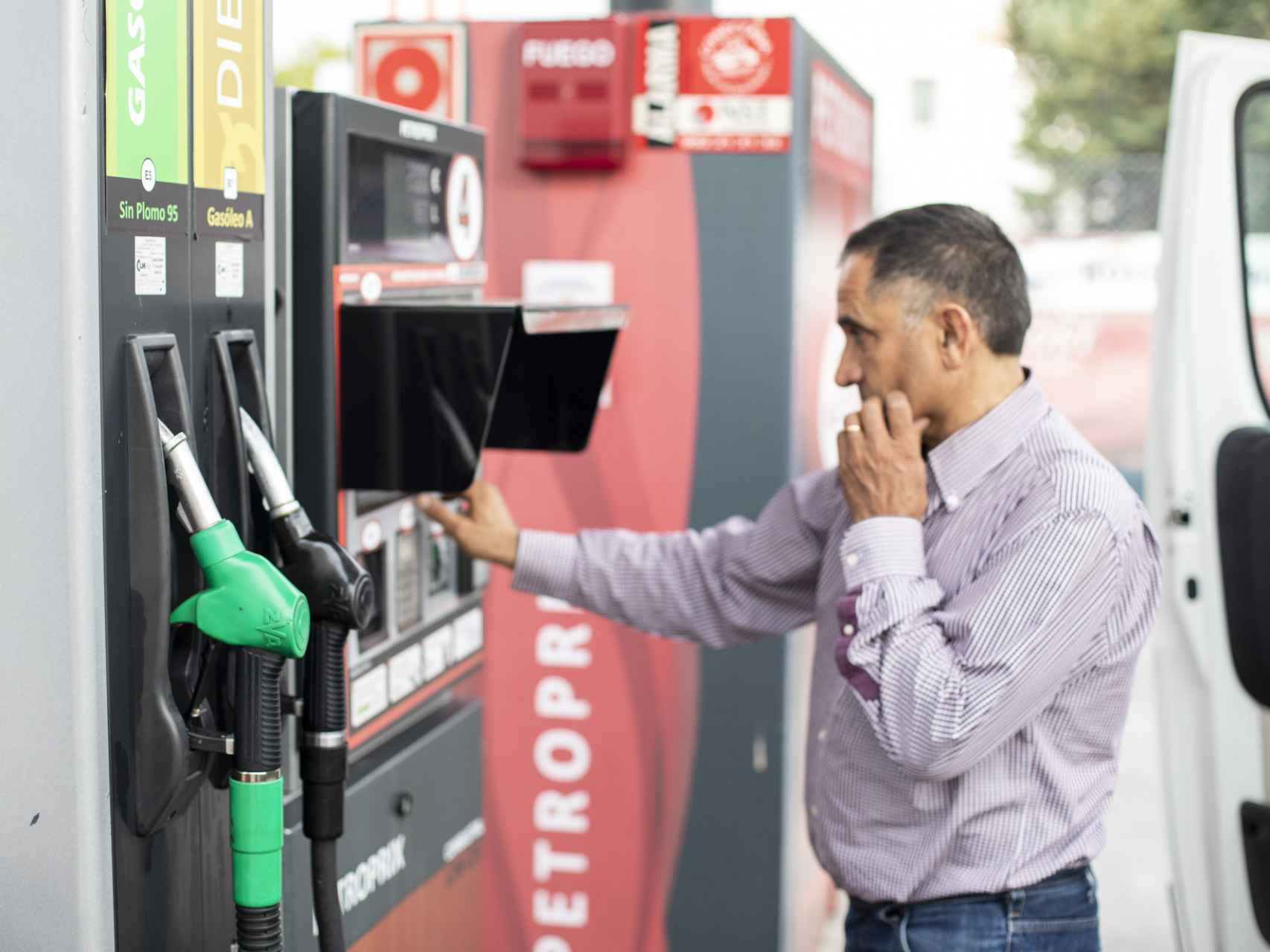 Un cliente hace uso de la gasolinera Petroprix.