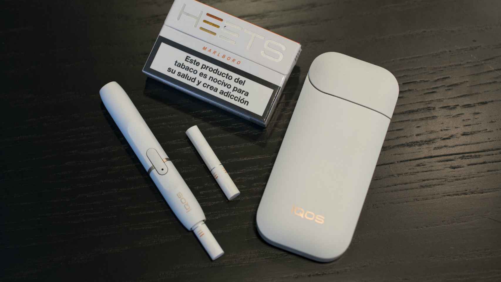 El dispositivo Iqos para calentar el cigarro, para fumarlo, y la cajetilla.
