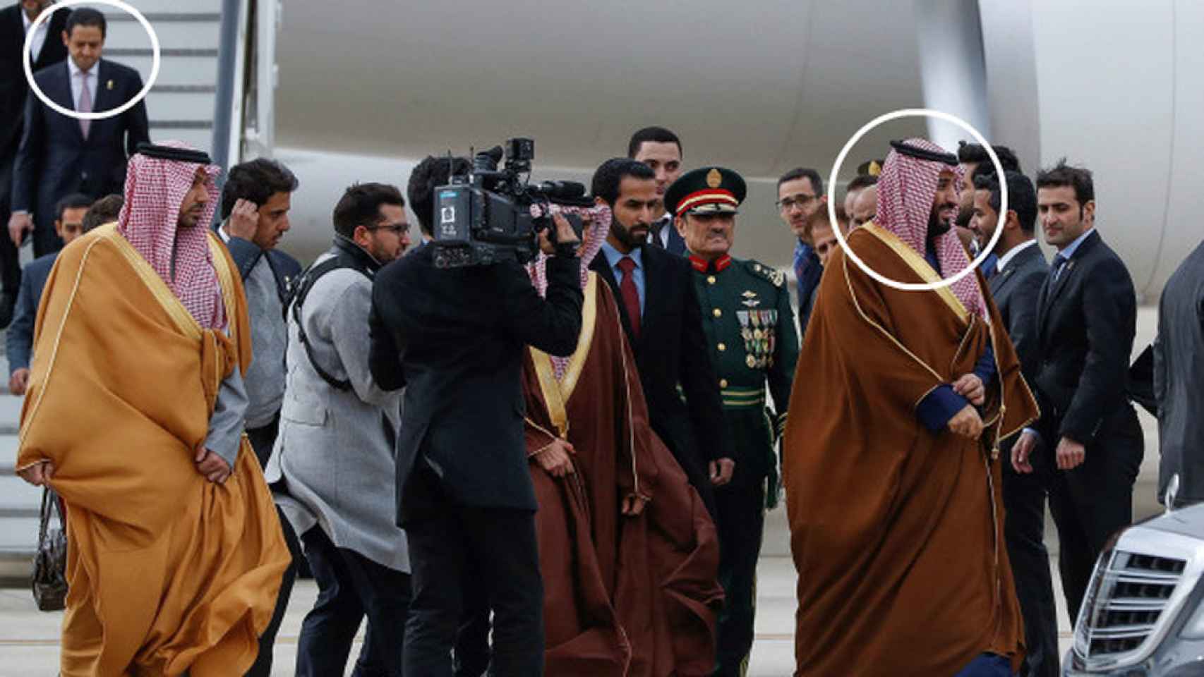 Mutreb (izda.), en el aeropuerto madrileño de Barajas, con Mohamed bin Salman, heredero al trono saudí.