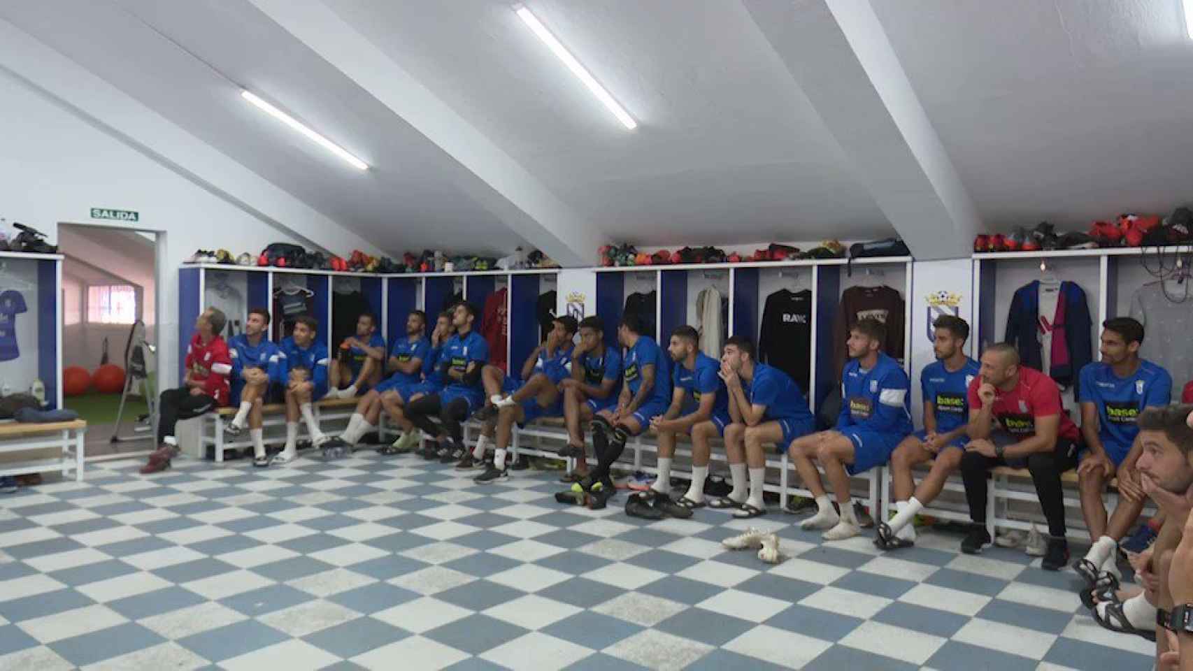 Los jugadores de la UD Melilla siguen el sorteo de la Copa del Rey
