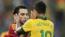 Xavi y Neymar, en un partido entre España y Brasil.