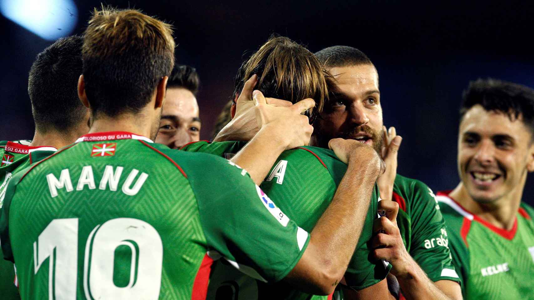 Los jugadores del Alavés se abrazan tras el gol de Pina ante el Celta