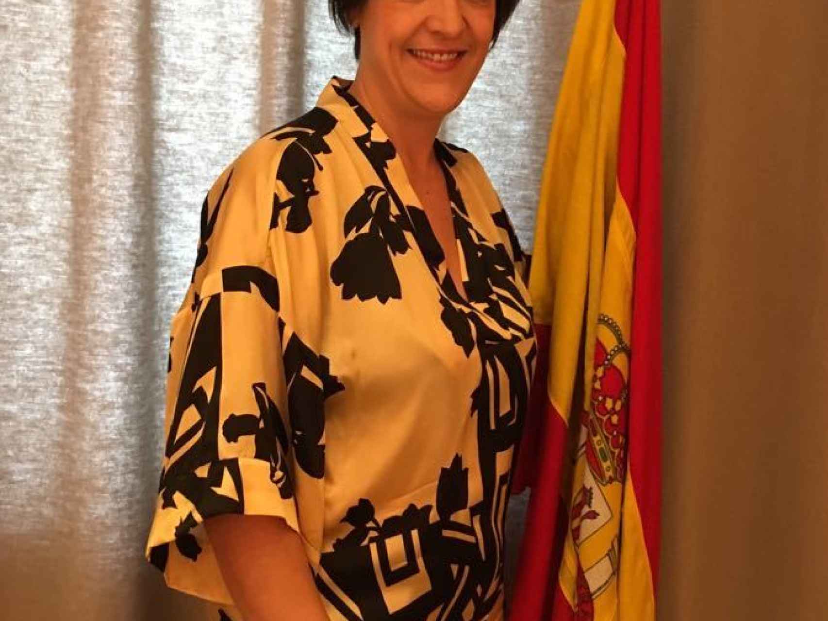 Noemí, la alcaldesa del PSC que puso la bandera el 12-O y multa por colgar lazos amarillos
