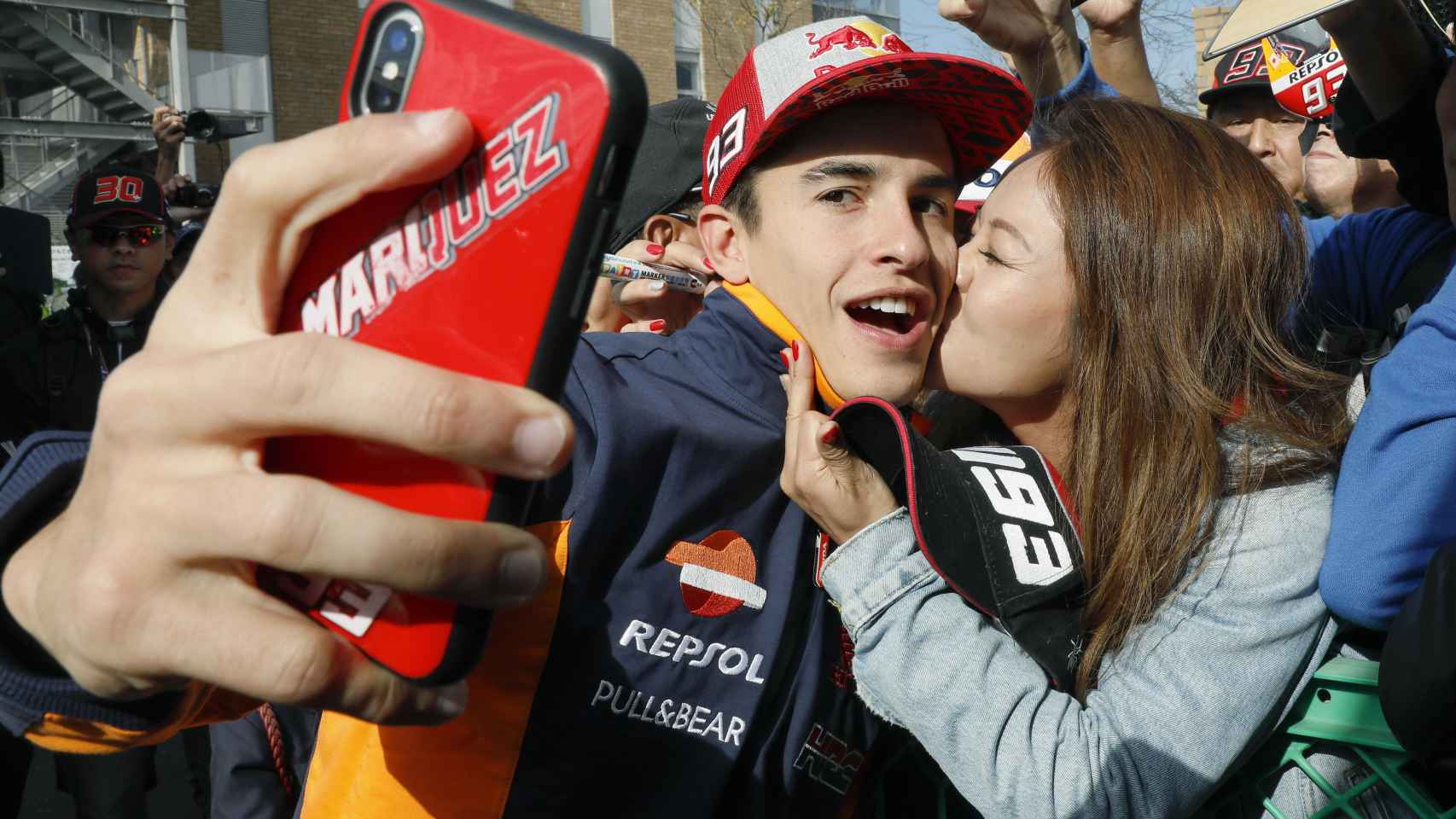 Marc Márquez recibe un beso de una seguidora japonesa, en el Twin Ring Motegi.