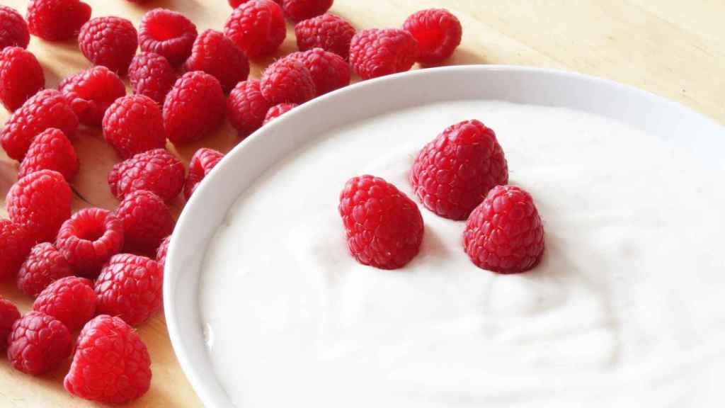 Un yogur con frambuesas.