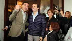 El candidato a la Junta de Andalucía, Juanma Moreno, con el presidente Pablo Casado, este sábado en Granada.