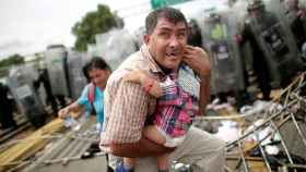 Un inmigrante hondureño protege a su hijo tras la intervención de los antidisturbios mexicanos