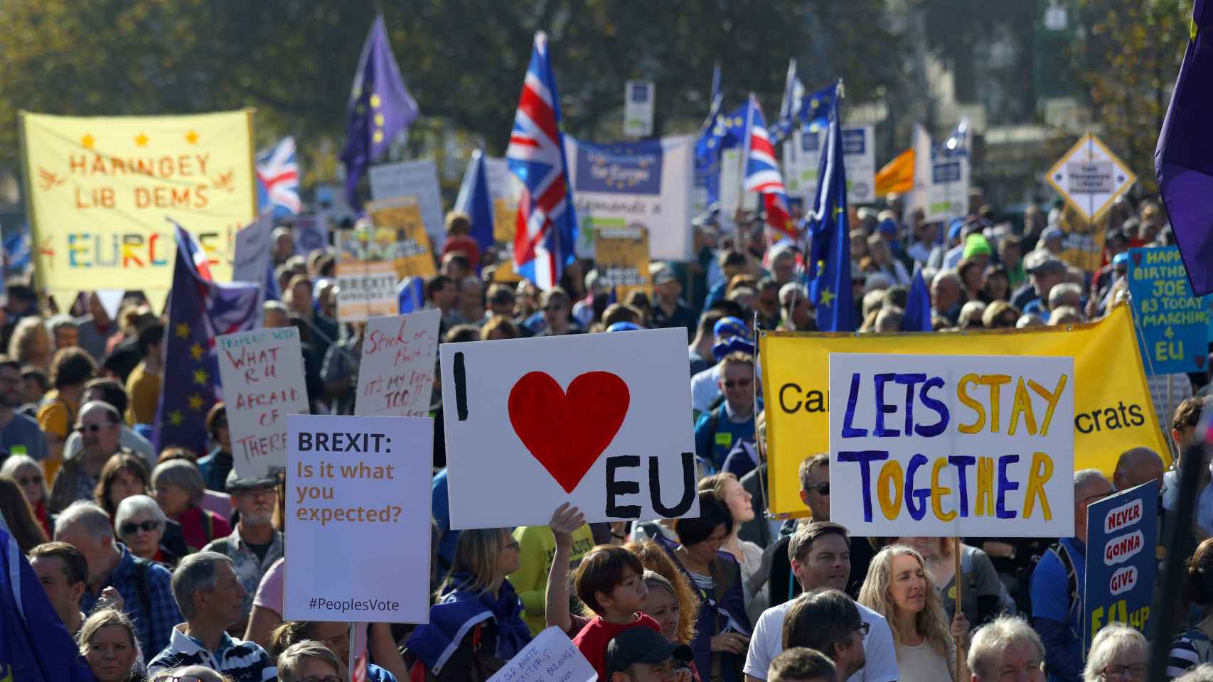 Miles de personas se manifiestan en contra del Brexit
