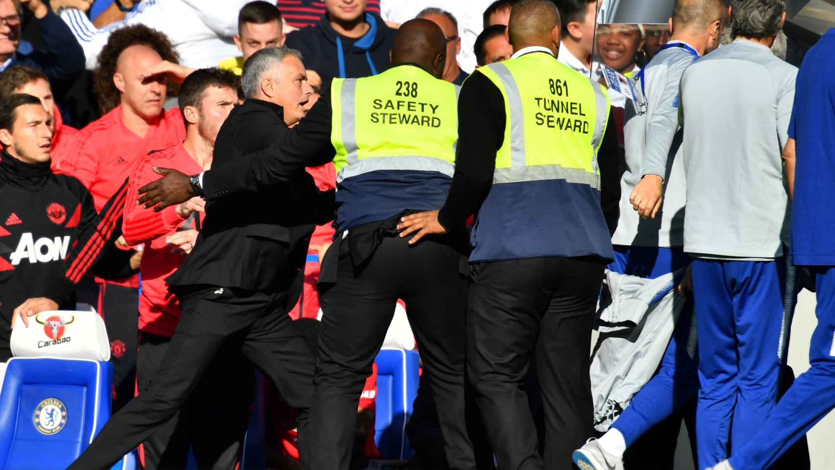La seguridad de Stamford Bridge trata de detener a Mourinho en el Chelsea - Manchester United