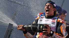 Marc Márquez festeja con champán su victoria en el circuito Twin Ring Motegi.