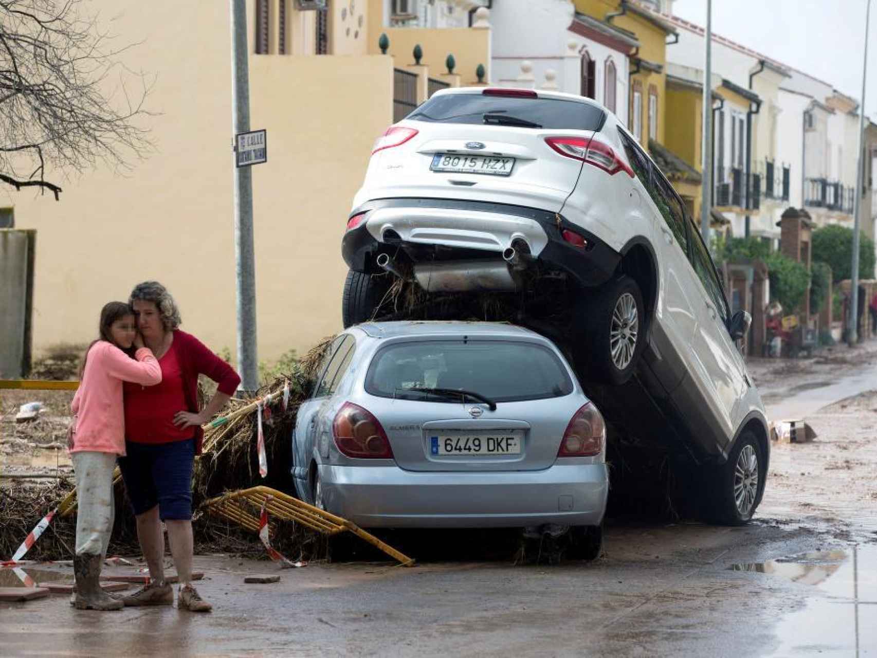 Una mujer y una niña se abrazan en Campillos (Málaga) tras la tromba de agua que ha anegado la localidad.